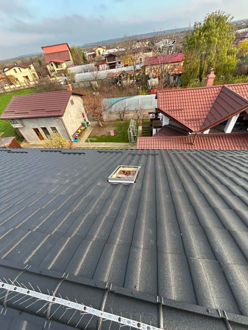 Acoperiș din țiglă metalică antracit cu fereastră de mansardă