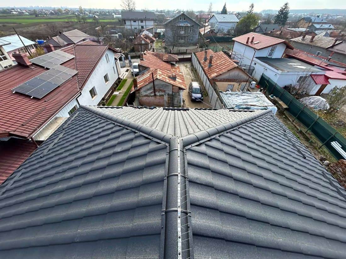 Coamă și dolii pe un acoperiș din țiglă metalică antracit