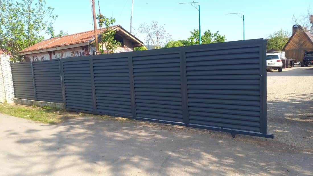 Gard metalic tip jaluzea antracit, cu poartă culisantă