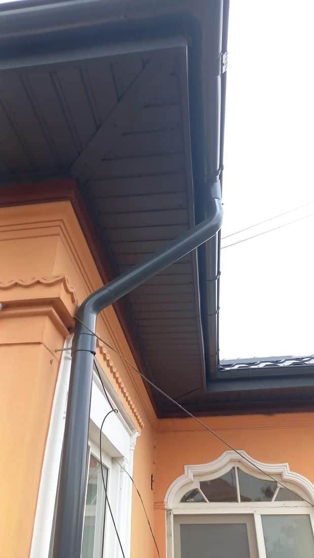 Burlan metalic montat pe fațada unei case