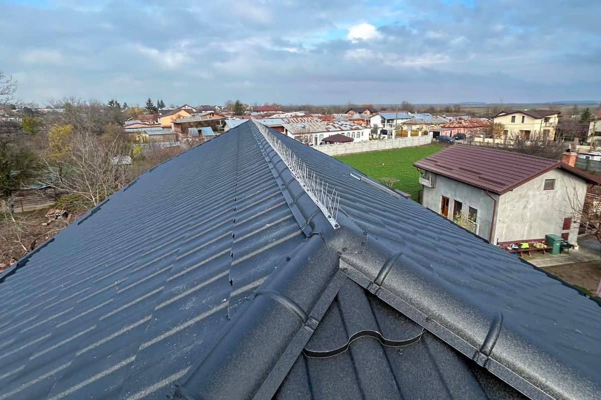 Acoperiș din țiglă metalică antracit finalizat, cu coamă și opritori de zăpadă