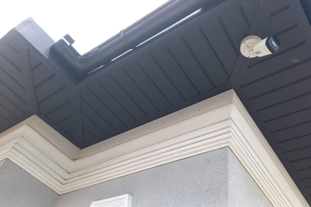 Streașină închisă cu soffit metalic antracit și jgheab montat pe casă