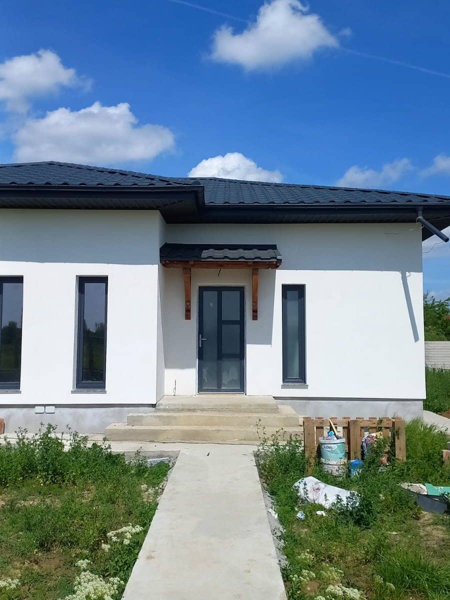 Casă finalizată, cu acoperiș din țiglă metalică antracit montat de echipa noastră